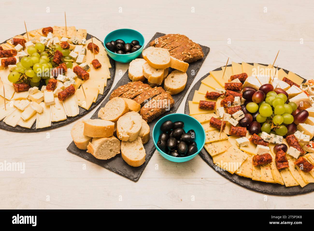Verschiedene Brotscheiben mit Oliven Platte Käse Holztisch Stockfoto