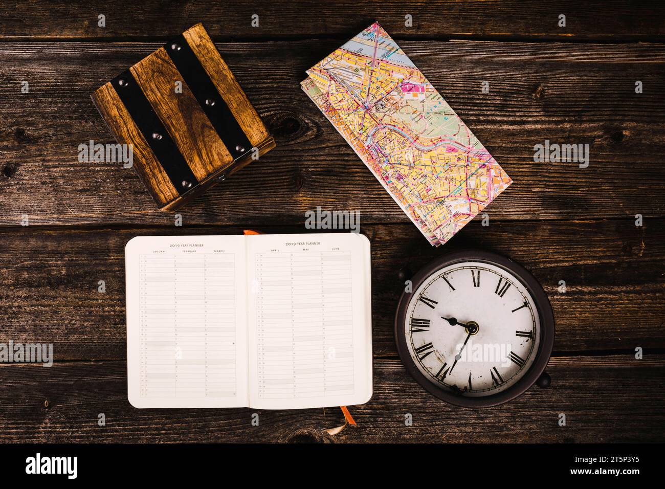 Erhöhter Blick Tagebuch Karte Uhr hölzerner Hintergrund Stockfoto