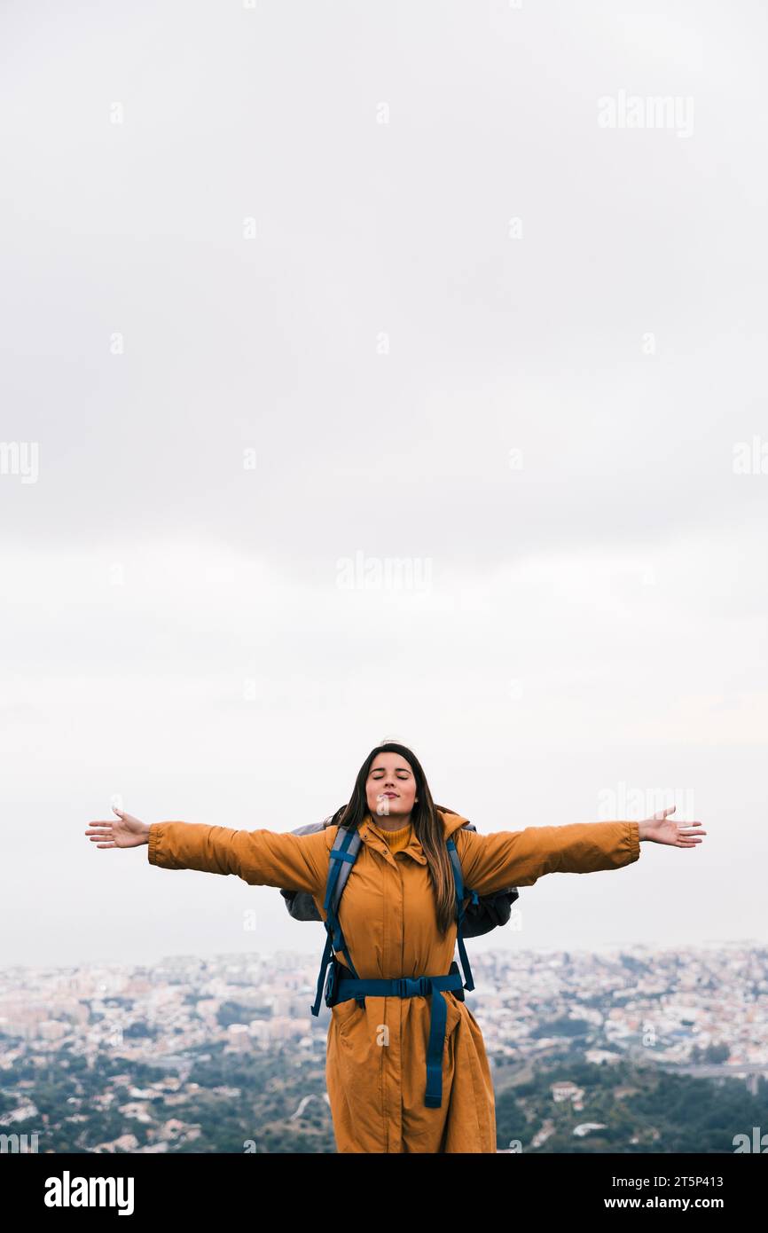 Wanderer, die ihre Hände ausstreckt, genießt die frische Luft auf dem Gipfel des Berges Stockfoto