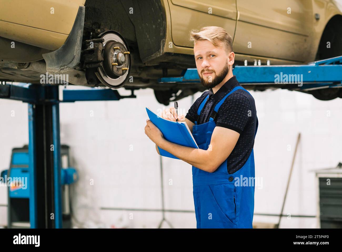 Gutaussehender Techniker in der Autowerkstatt Stockfoto