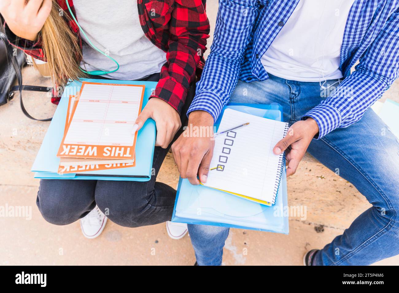 Hochwinkelansicht männliche Studentinnen planen Wochenplan Stockfoto