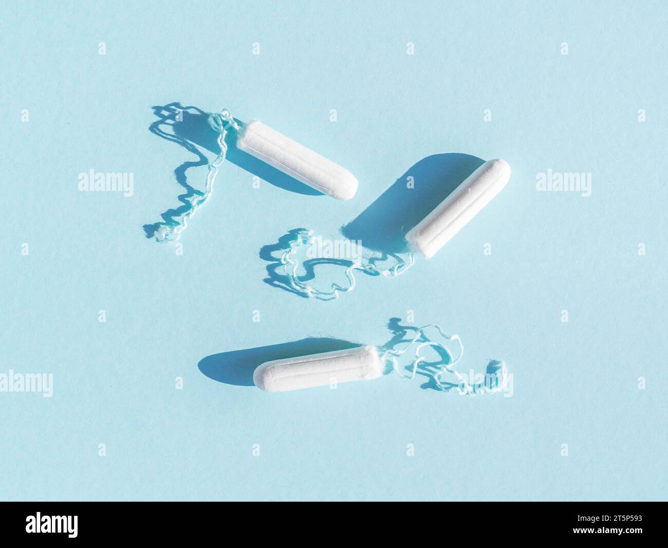 Menstruationstampons mit fadenblauem Hintergrund Stockfoto