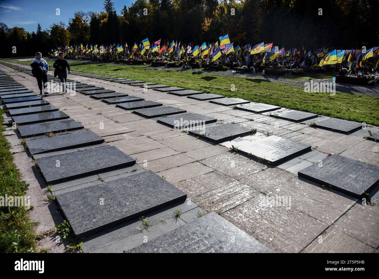 Lviv, Ukraine. 30. Oktober 2023. Allgemeine Ansicht der sowjetischen Gedenktafeln auf dem Marsfeld des Lytschakiw-Friedhofs in Lemberg, die sich neben den Begräbnissen ukrainischer Soldaten befinden, die im russisch-ukrainischen Krieg gestorben sind. (Credit Image: © Pavlo Palamarchuk/SOPA images via ZUMA Press Wire) NUR REDAKTIONELLE VERWENDUNG! Nicht für kommerzielle ZWECKE! Stockfoto