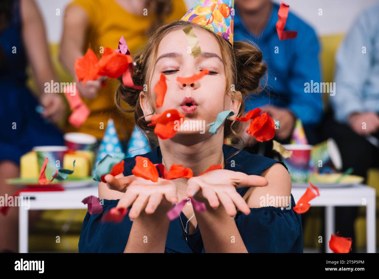 Porträt Teenager Mädchen blüht Konfetti ihren Geburtstag Stockfoto