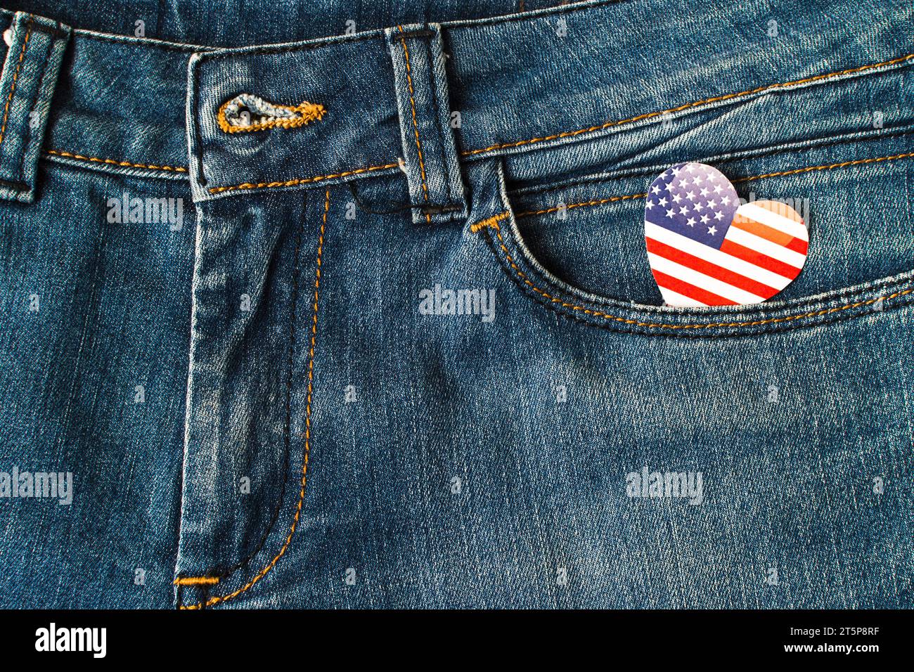 Jeans-Tasche aus Denim mit Herzform und amerikanischer Flagge Stockfoto