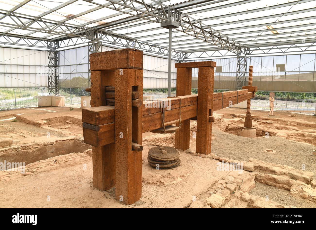 Römisches Dorf Loma del Regadio (Öl- und Weinproduktion) in Urrea de Gaen. Nachbau einer Ölpresse. Bajo Martin, Teruel, Aragon, Spanien. Stockfoto