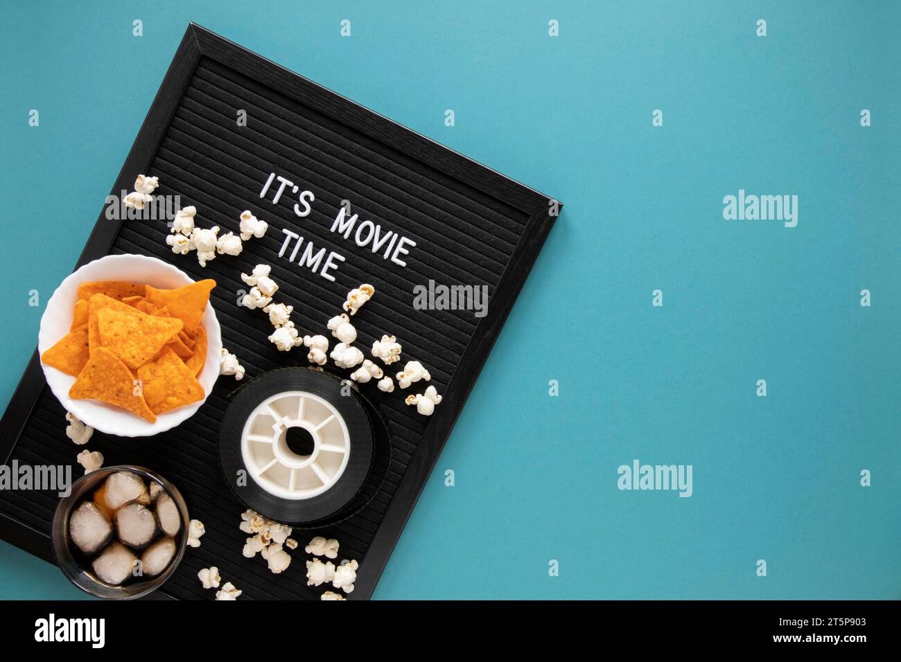 Es ist Filmzeit-Schriftzug auf schwarzem Brett mit Film-Goodies Stockfoto