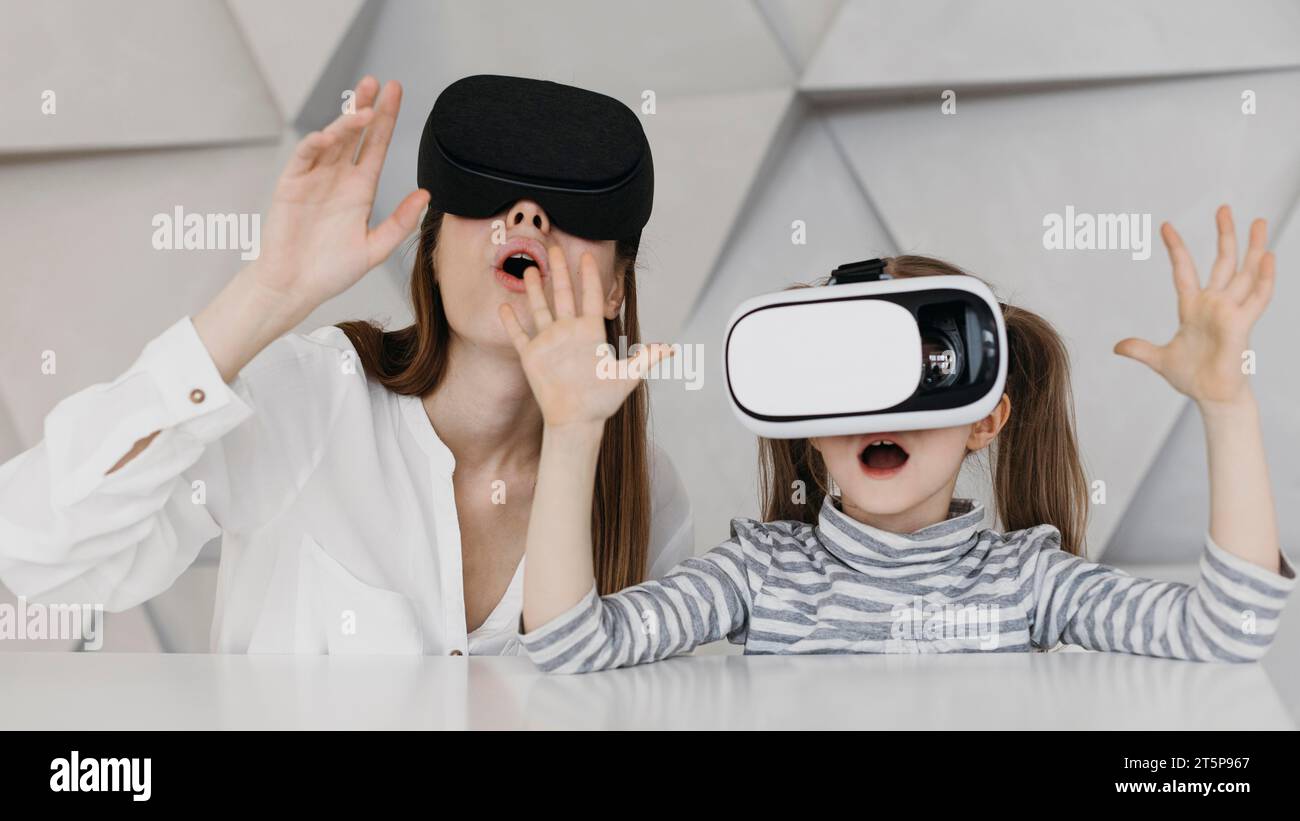 Mutterkind, das ein Virtual-Reality-Headset verwendet, ist begeistert Stockfoto