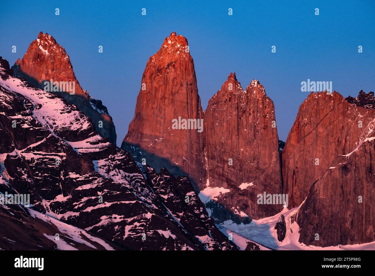 Granitgipfel im Morgenlicht in Torres del Paine, Chile Stockfoto