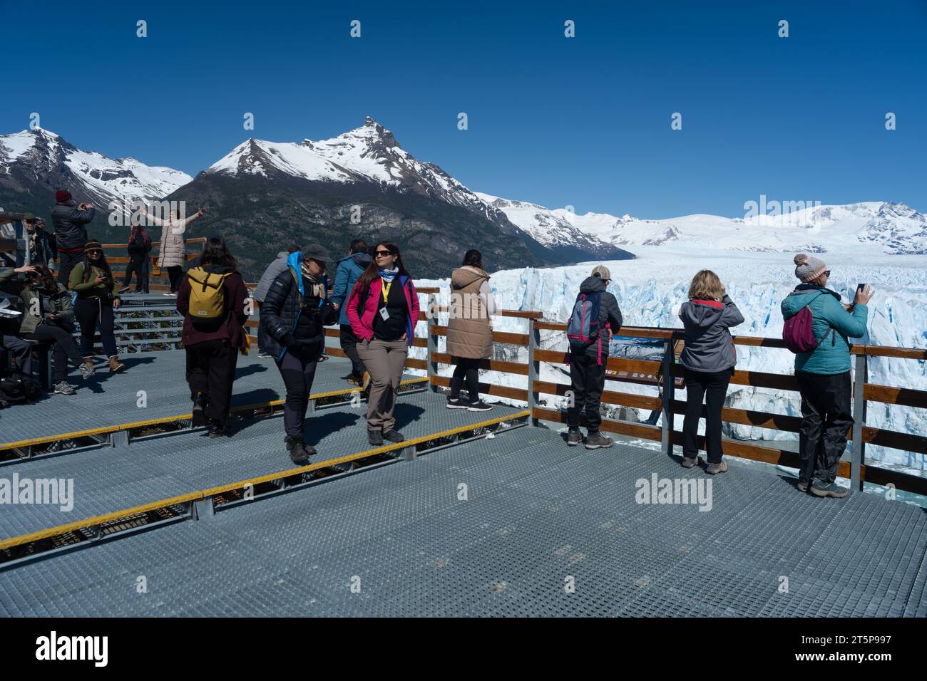 Touristen am Perito Moreno Gletscher in Südargentinien Stockfoto