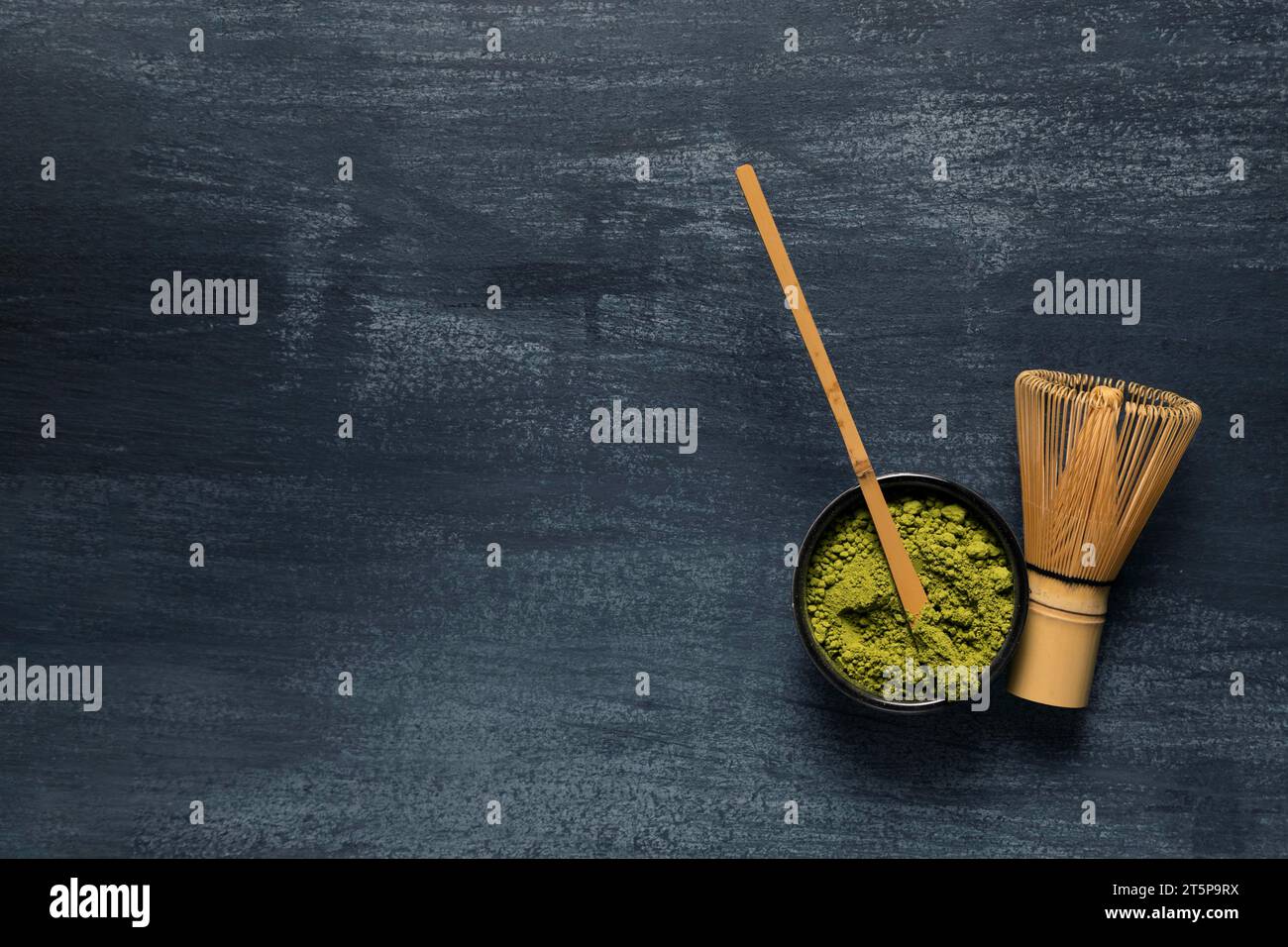 Grüne Teeutensilien aus Bambus von oben Stockfoto