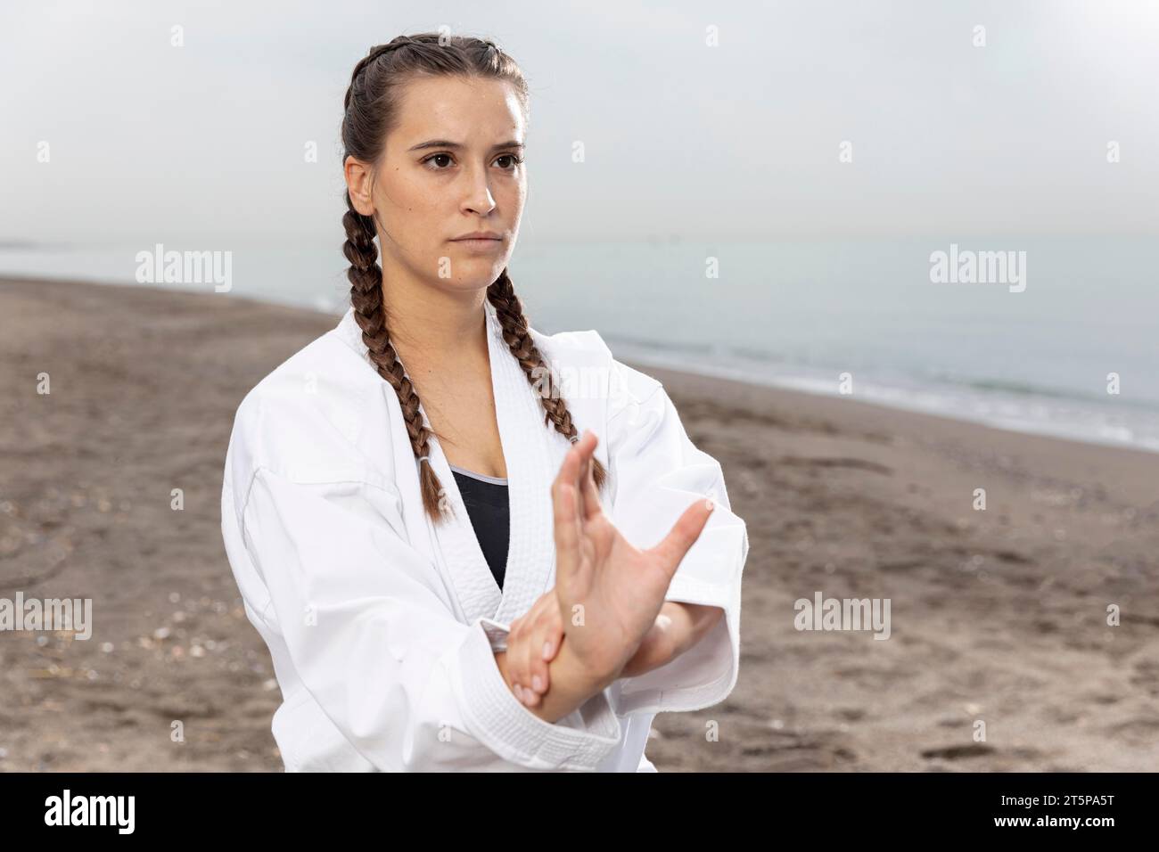 Junges Model Karate Kostüm draußen Stockfoto