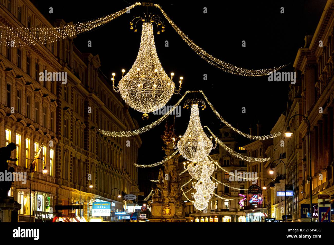 Straßen, die am 3. Dezember in der Wiener Innenstadt mit Weihnachtsschmuck dekoriert sind. 2022. Wien, Österreich Stockfoto