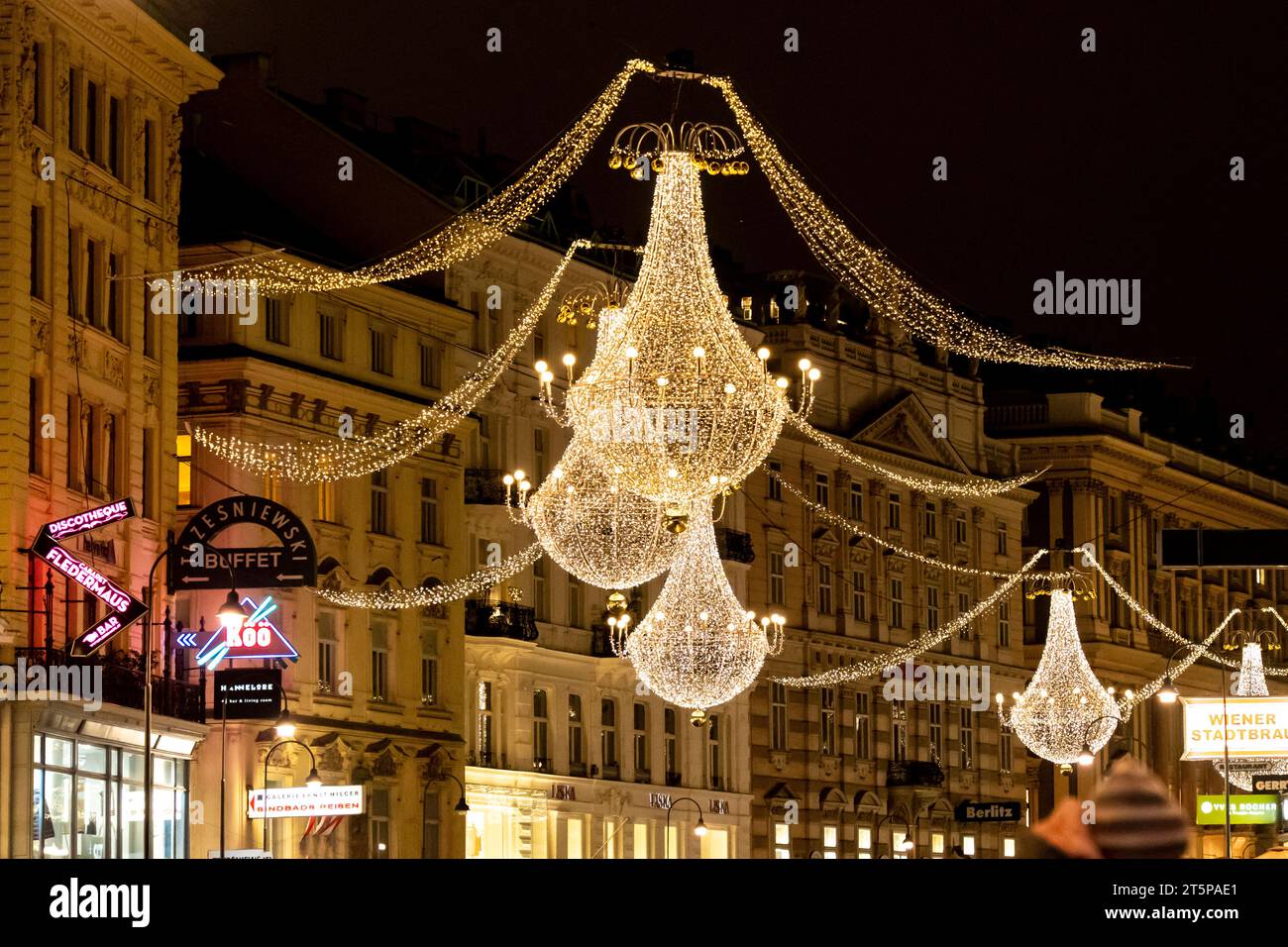 Straßen, die am 3. Dezember in der Wiener Innenstadt mit Weihnachtsschmuck dekoriert sind. 2022. Wien, Österreich Stockfoto