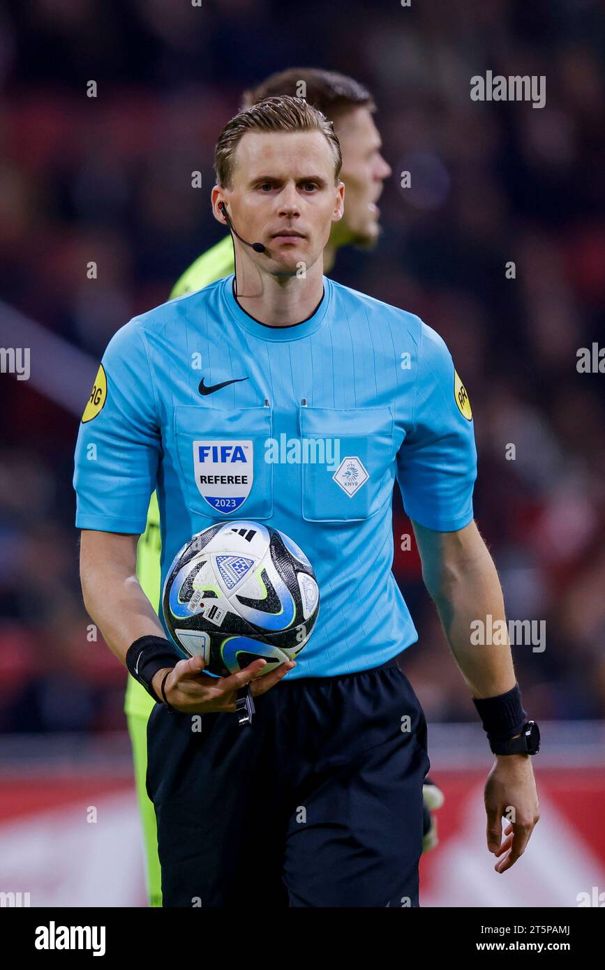 AMSTERDAM, NIEDERLANDE - 5. NOVEMBER: Schiedsrichter Sander van der Eijk sieht beim Eredivisie-Spiel zwischen AFC Ajax und SC Heerenveen bei Johan Cruijff A an Stockfoto