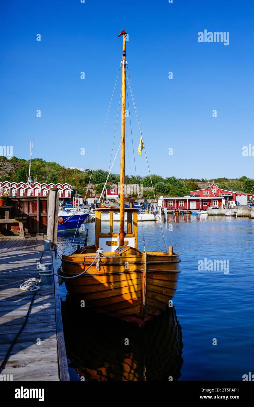 Handgefertigtes Segelboot aus Holz, schwedisches Dock an der Westküste Schwedens Stockfoto