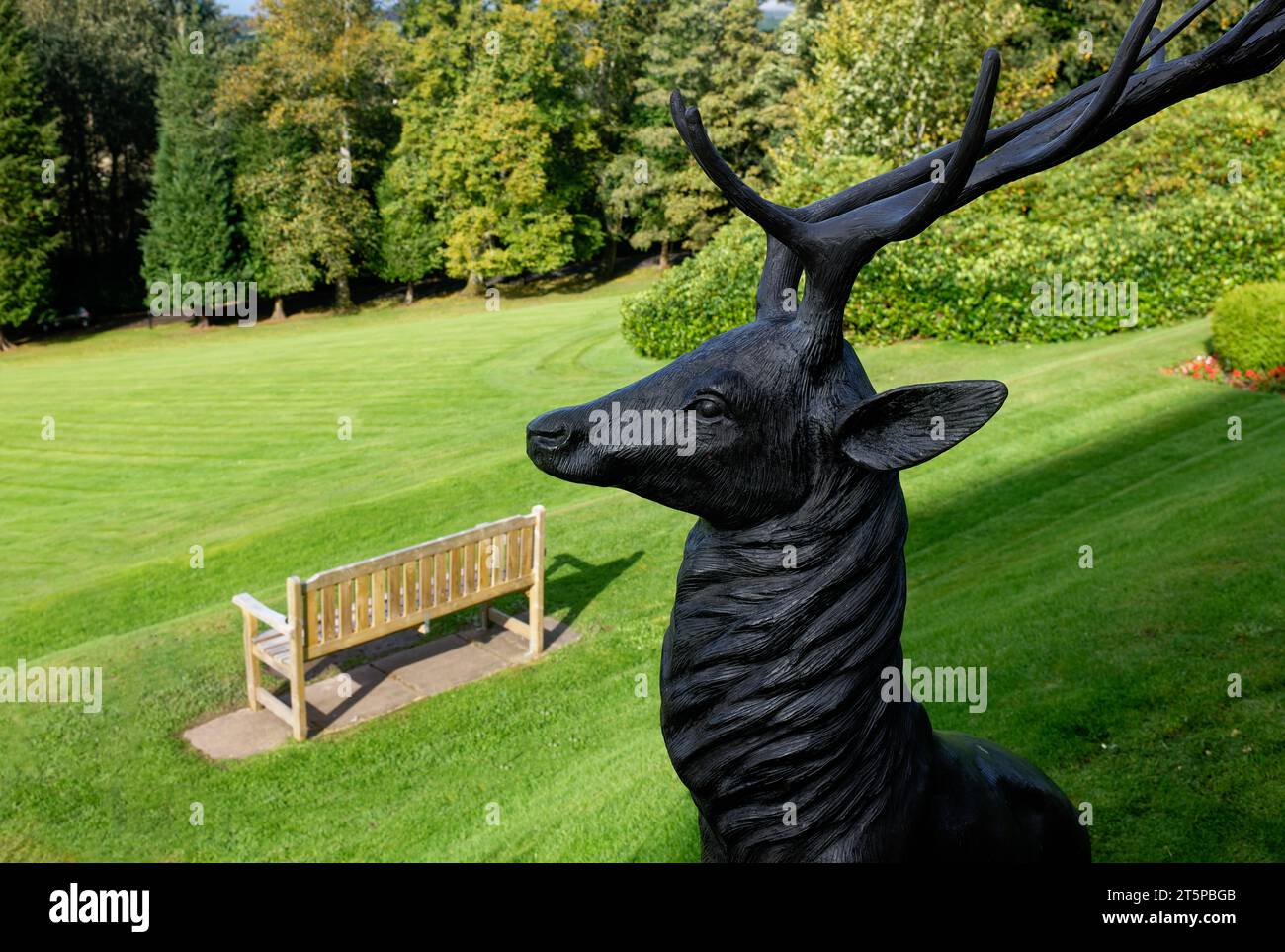 Statue eines Hirsches mit Geweih auf dem Gelände des Doubletree Hilton Hotels, Dunblane, Schottland. Stockfoto