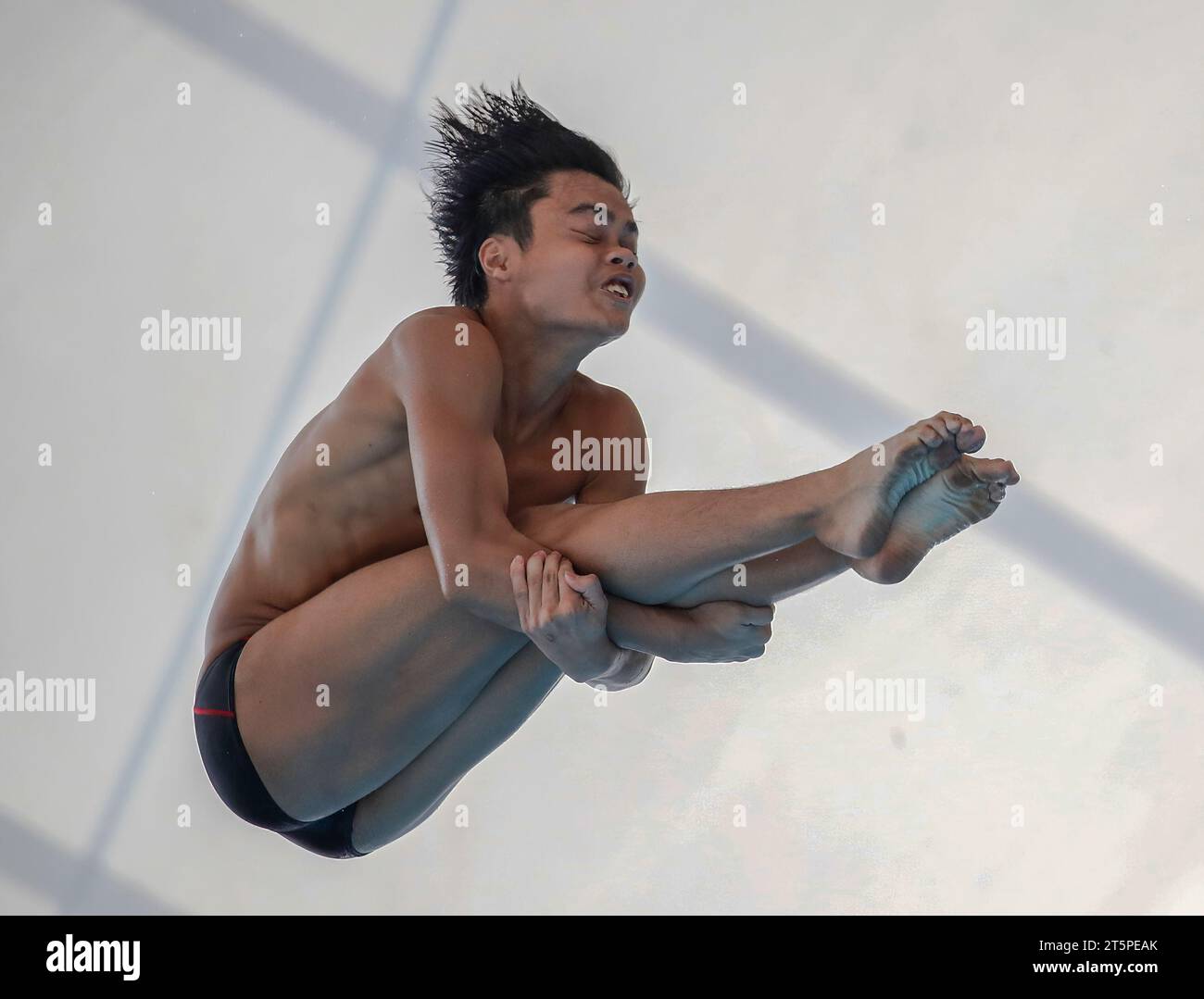 Kuala Lumpur, Malaysia. November 2023. Elvis Priestly Anak Clement aus Malaysia ist in der 10-m-Plattform der Herren während der Malaysia Open Diving Championships im National Aquatic Centre, Bukit Jalil, in Aktion zu sehen. Quelle: SOPA Images Limited/Alamy Live News Stockfoto