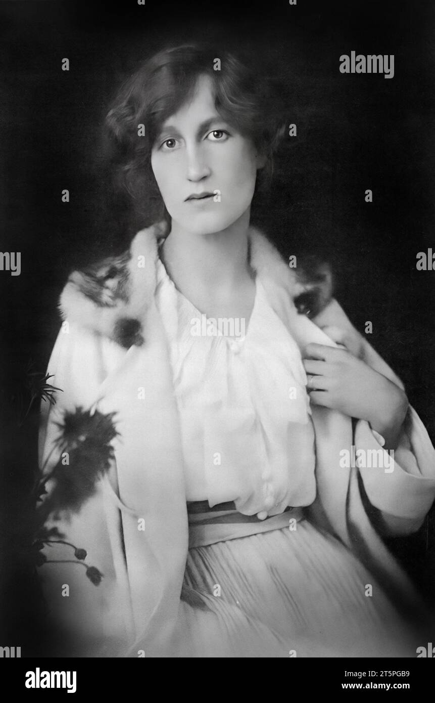 Violet Bonham Carter. Porträt der britischen Politikerin und Diaristin Helen Violet Bonham Carter, Baroness Asquith of Yarnbury (1887–1969), 1915 Stockfoto