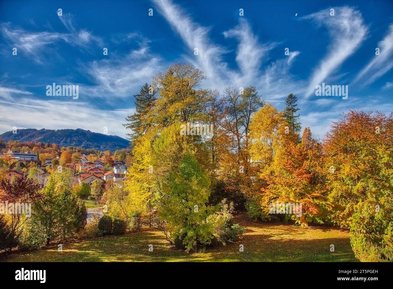 DE - BAYERN: Blick über die Isar in Richtung Badeteil von Bad Toelz mit Blomberg (1248 m) im Hintergrund, Oberbayern Stockfoto