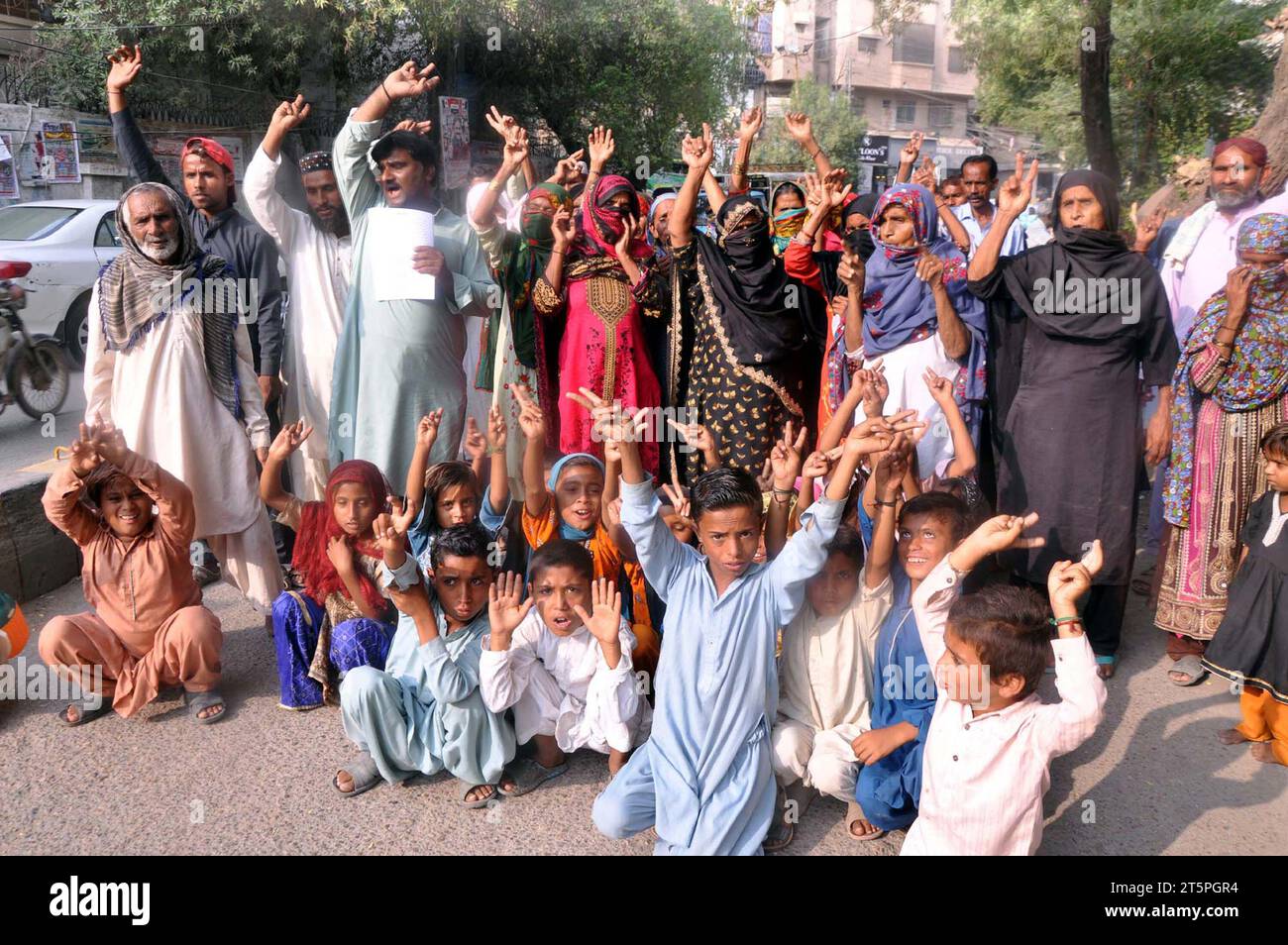 Die Bewohner von Kisana Mori halten am Montag, den 6. November 2023, im Pressesaal von Hyderabad eine Protestdemonstration gegen die hohe Handedness der einflussreichen Menschen ab. Stockfoto