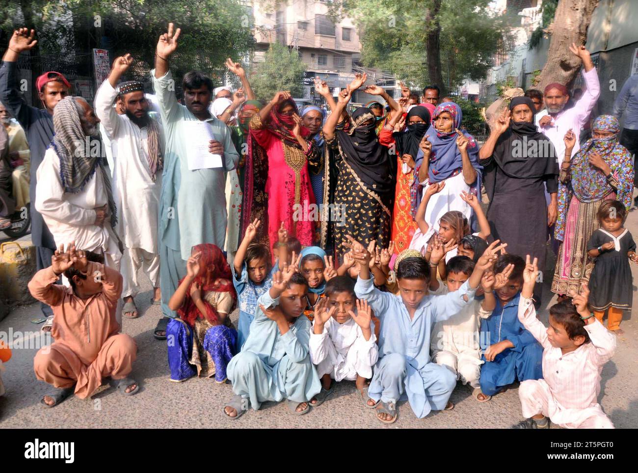 Die Bewohner von Kisana Mori halten am Montag, den 6. November 2023, im Pressesaal von Hyderabad eine Protestdemonstration gegen die hohe Handedness der einflussreichen Menschen ab. Stockfoto