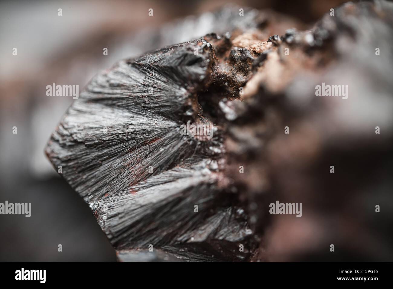 Metallgestein. Nahaufnahme eines rohen Hämatitsteins. Glänzendes Mineral mit abstraktem Muster. Stockfoto