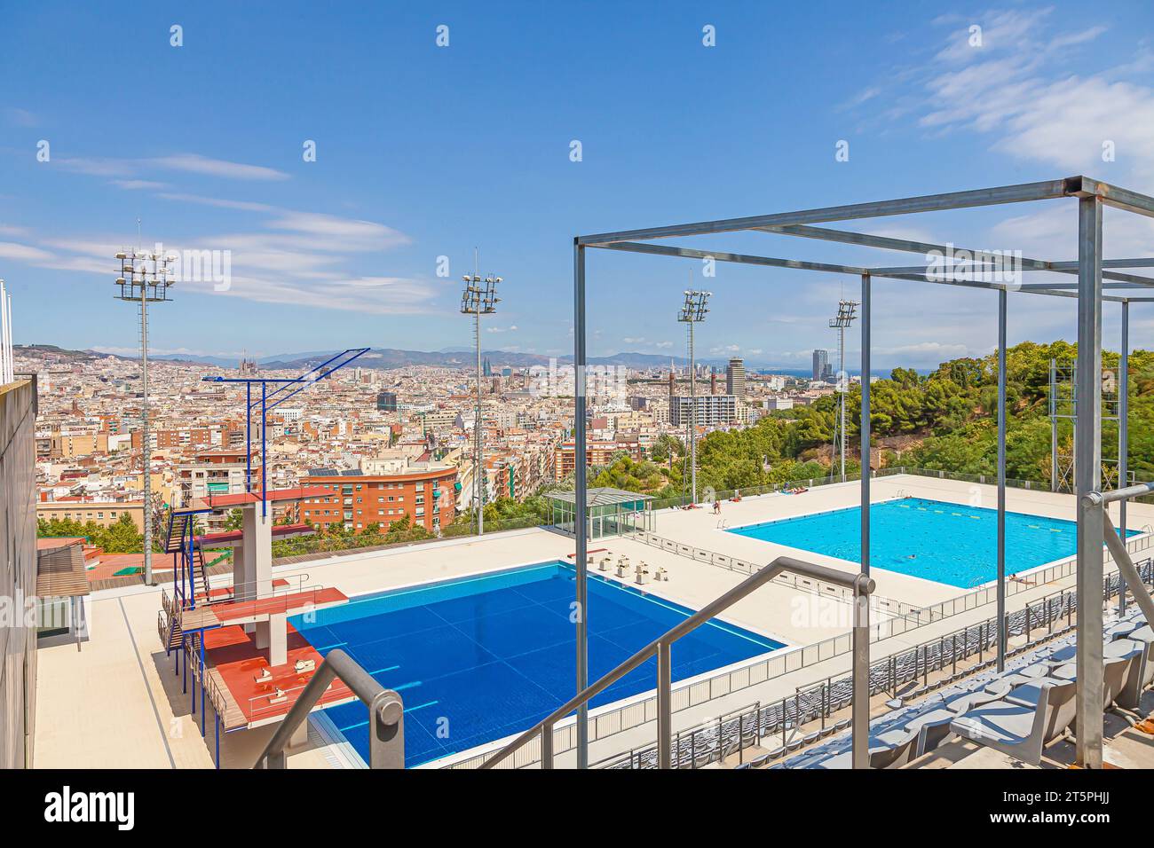 Blick auf die Stadt vom Hochtauchen im Olympischen Park in Barcelona während des Tages Stockfoto