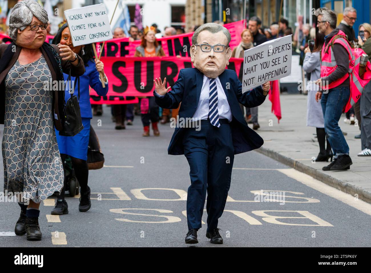 Bath, UK. Oktober 2023. Die Demonstranten der Klimaschutzkampagnen werden im Bild dargestellt, als sie an einem protestmarsch durch das Stadtzentrum von Bath teilnehmen. Stockfoto