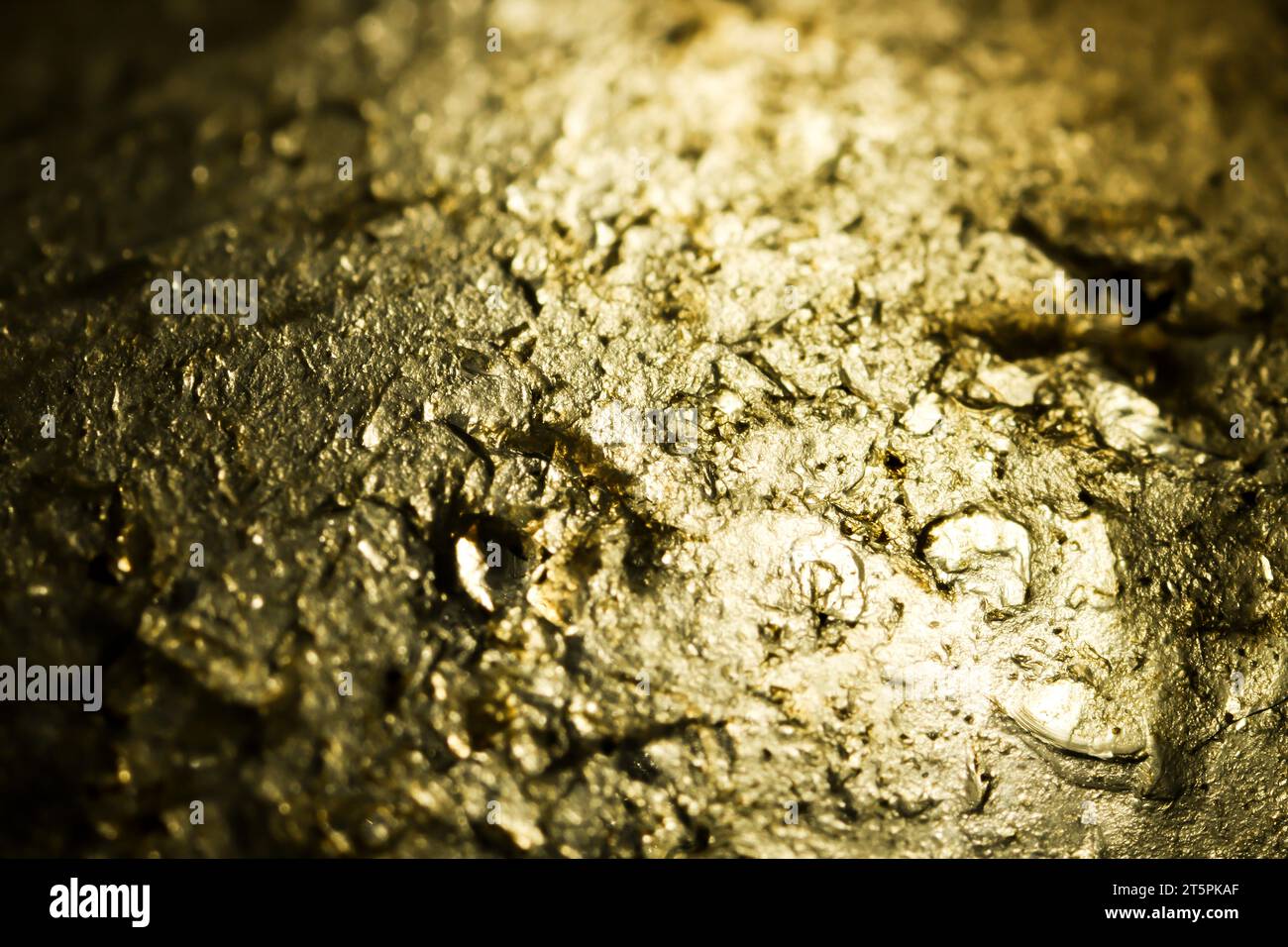 Goldfarbenes Gestein Stockfoto