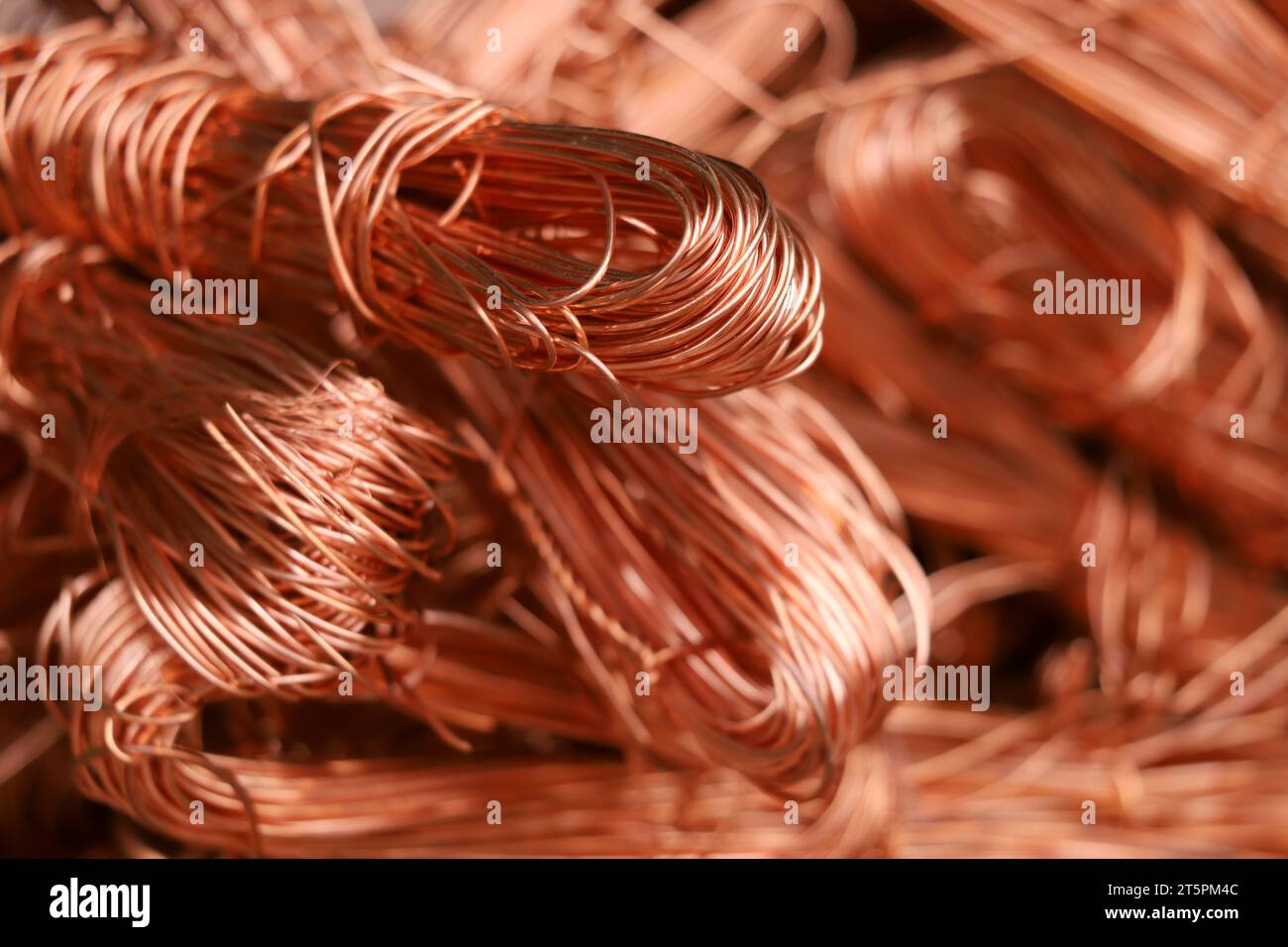 Metalldrahtstruktur. Industrieller elektischer Hintergrund, Tapete. Farbiges Metall. Teure Ressource. Stockfoto