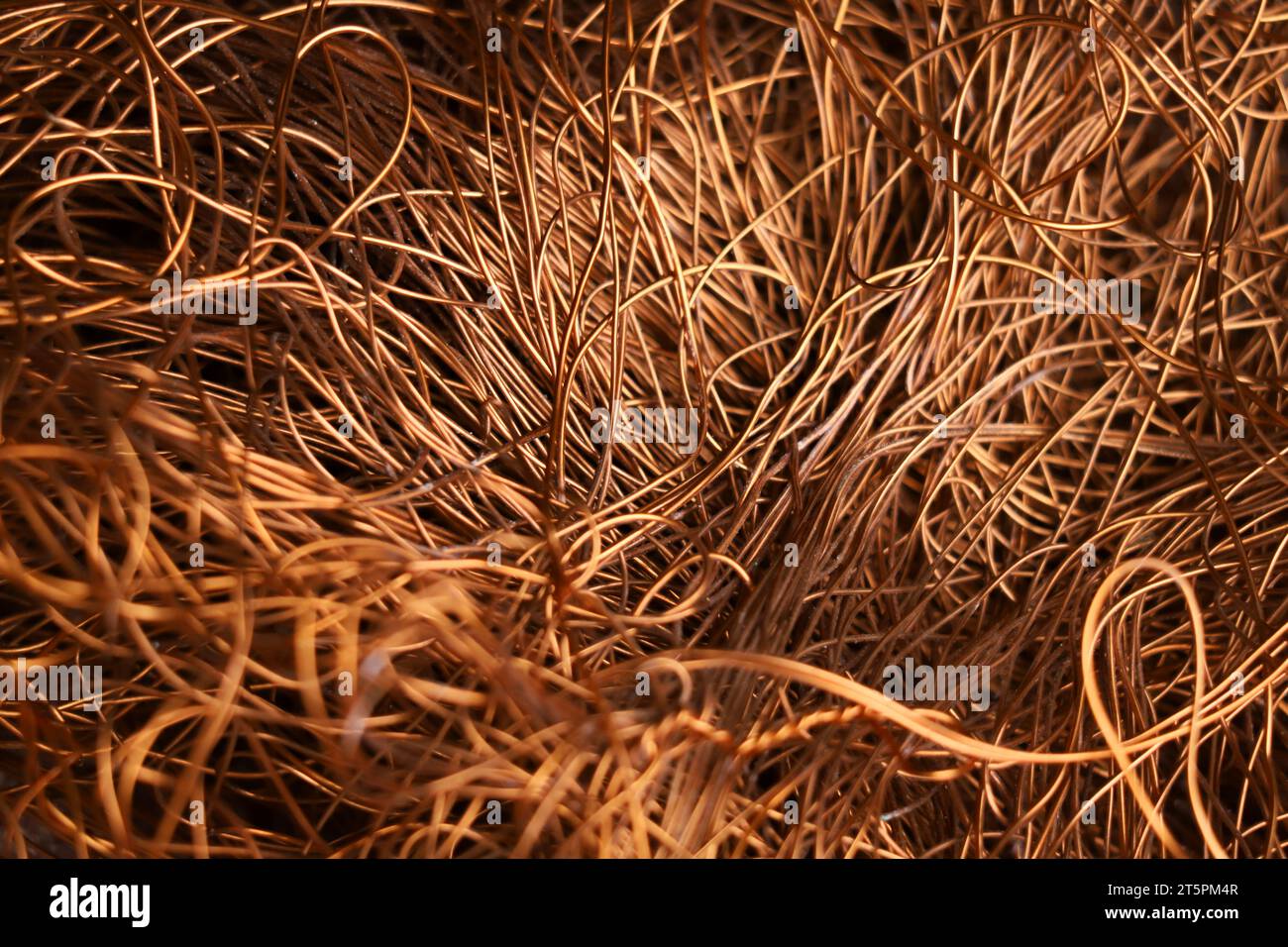 Metalldrahtstruktur. Industrieller elektischer Hintergrund, Tapete. Farbiges Metall. Teure Ressource. Stockfoto