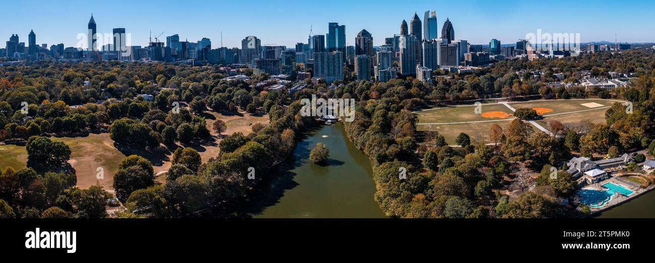 Atlanta, USA: November 1,2023 - 180-Grad-Panoramablick auf die Skyline von Atlanta, aufgenommen vom Piedmont Park am schönen Sonntagstag im November 2023 Stockfoto