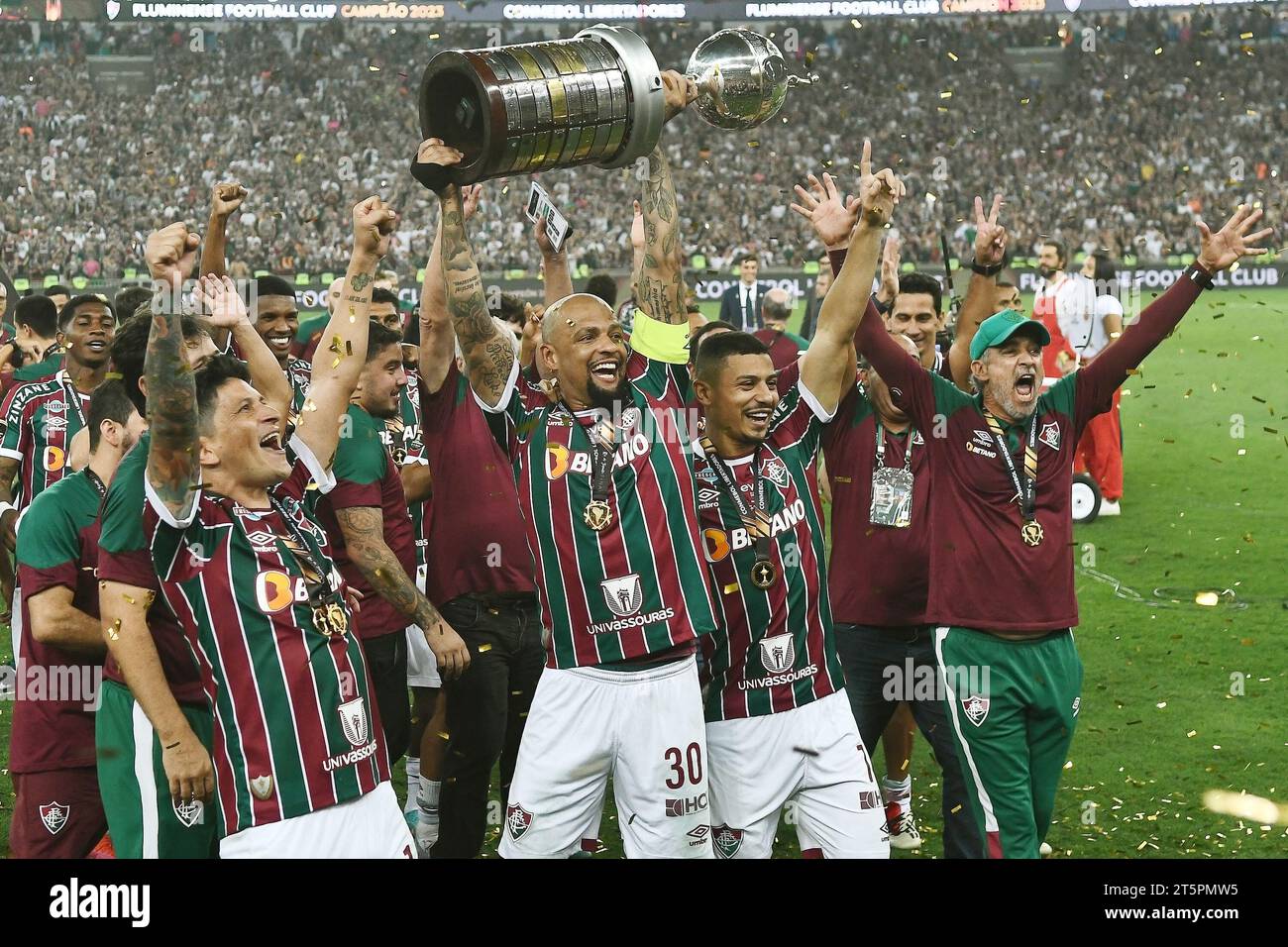 Rio de Janeiro, Brasilien, 4. November 2023. Fußballspieler aus dem Fluminense-Team heben die Trophäe an und feiern den Sieg der Copa Libertadores 2023 bei Stockfoto