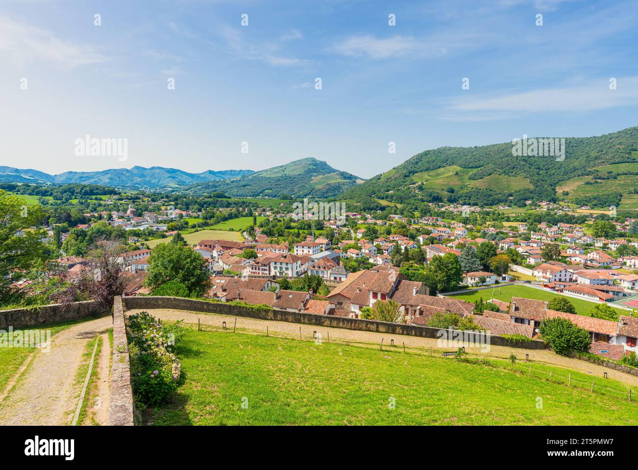 Panoramablick auf Saint-Jean-Pied-de-Port, französische Stadt und wichtiges Wahrzeichen auf dem Jakobsweg Stockfoto