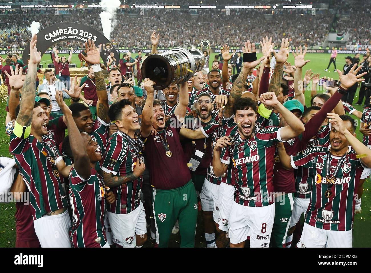 Rio de Janeiro, Brasilien, 4. November 2023. Fußballspieler aus dem Fluminense-Team heben die Trophäe an und feiern den Sieg der Copa Libertadores 2023 bei Stockfoto
