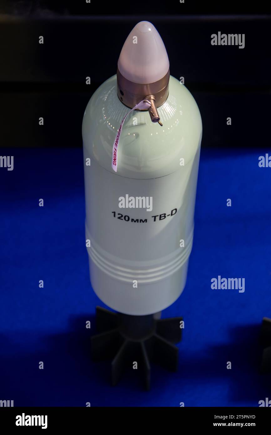 GPS-satellitengesteuerte Raketenabwehrmörtel, entdeckt auf der Militärmesse in Belgrad, Serbien Stockfoto