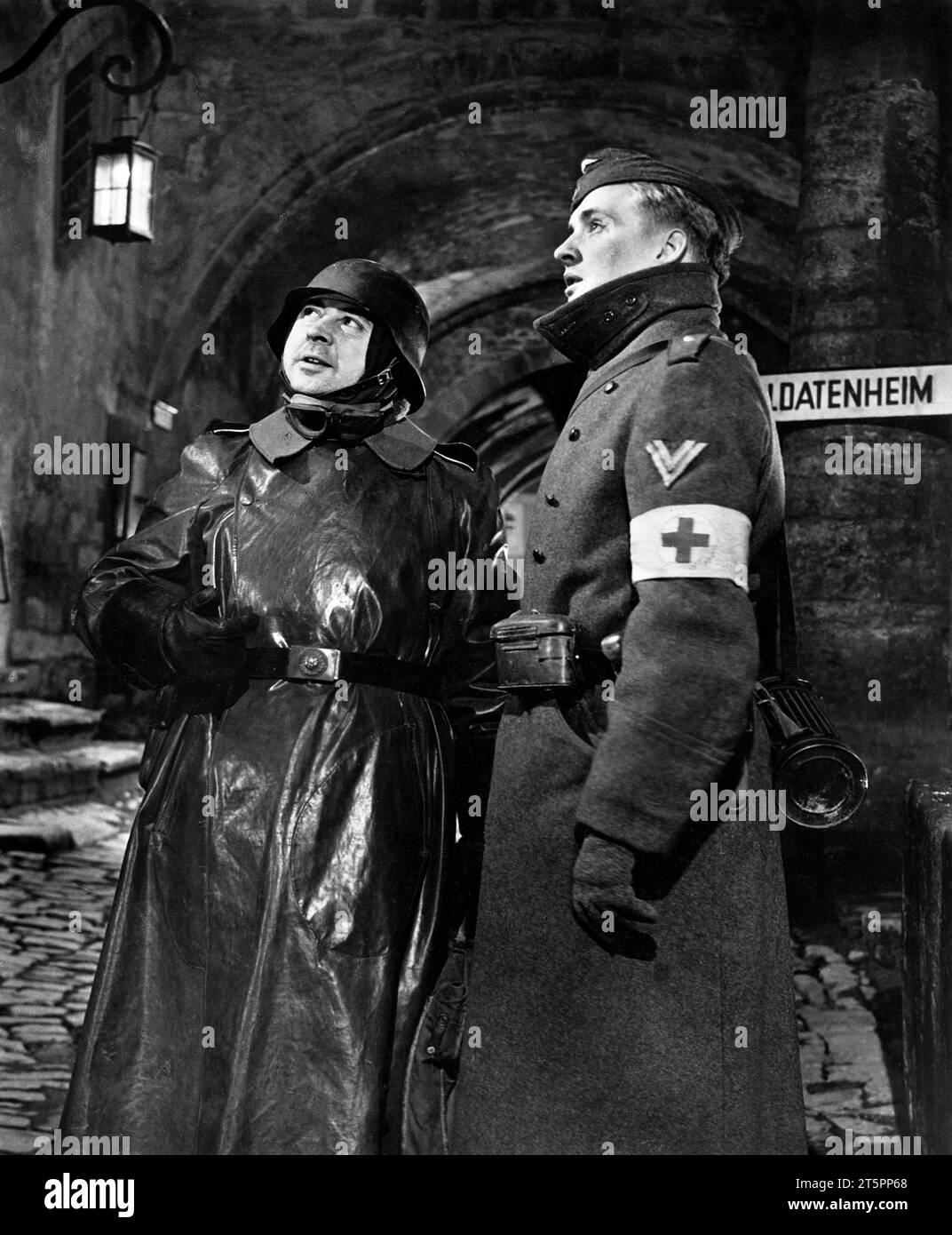 Wilfried Seyferth, Oskar Werner, am Set des Films „Entscheidung vor der Dämmerung“, 20. Jahrhundert-Fox, 1951 Stockfoto