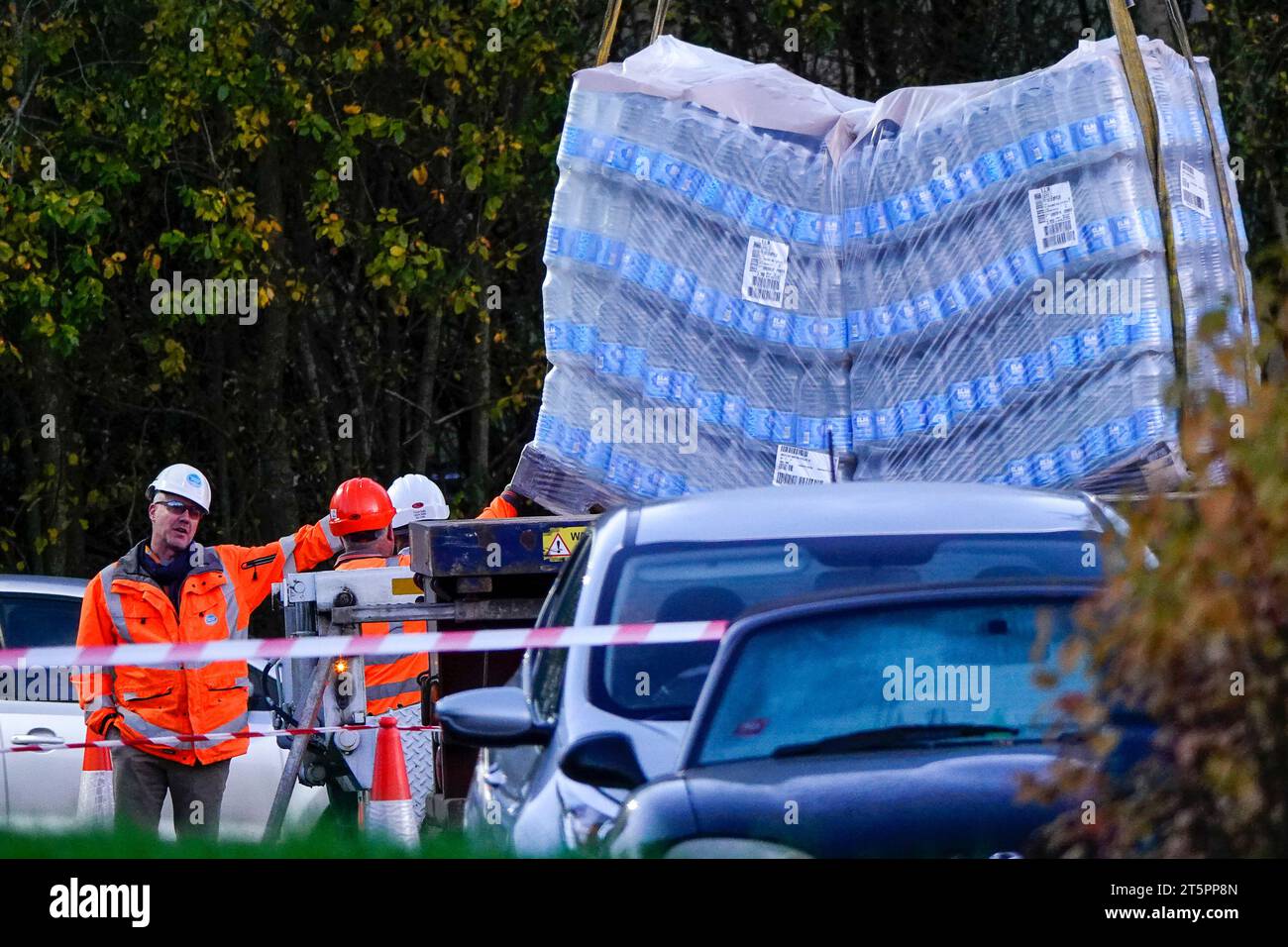 Portsmouth Road, Guildford. November 2023. 40000 Häuser in Surrey blieben bis heute ohne