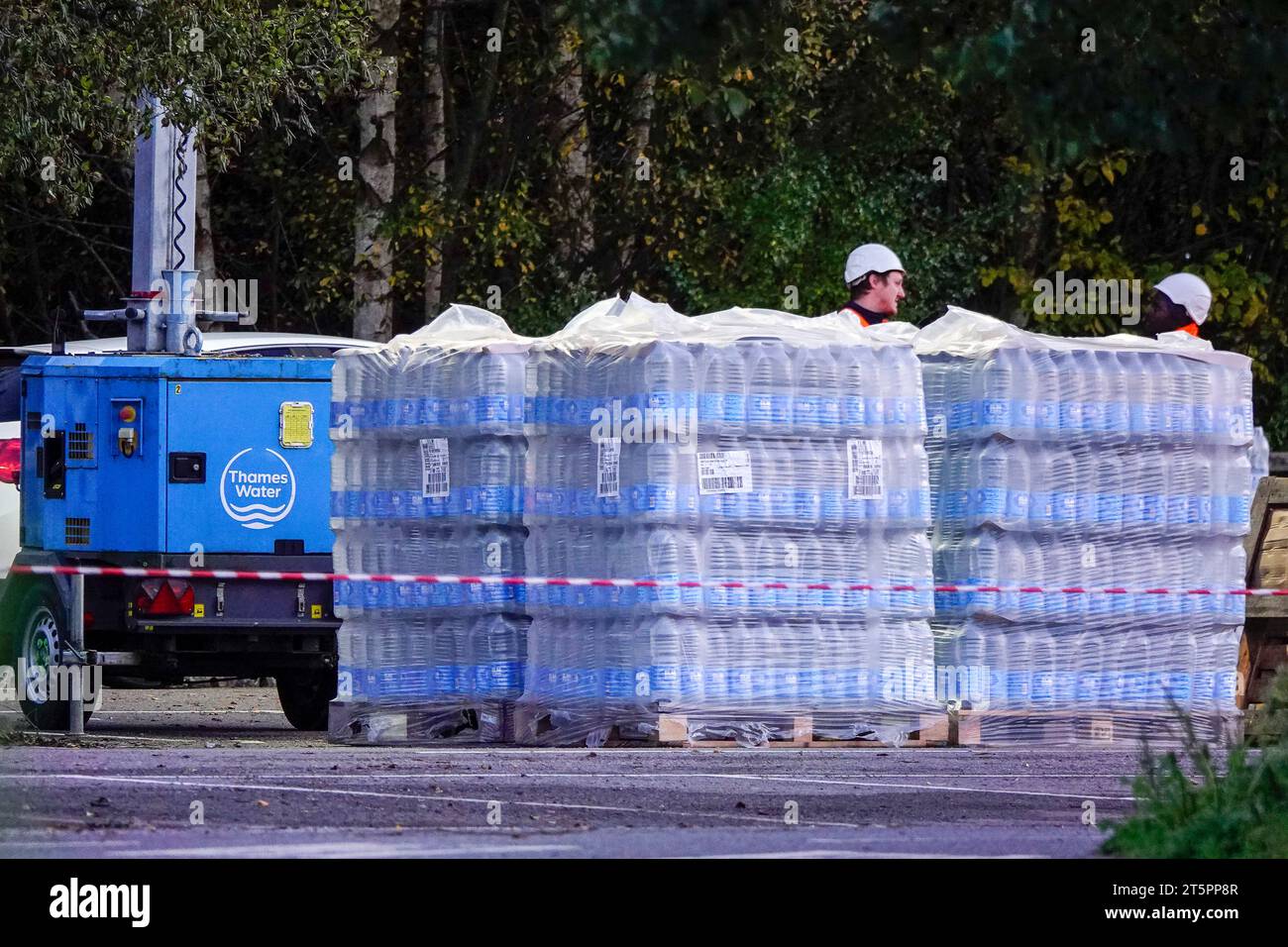 Portsmouth Road, Guildford. November 2023. 40000 Häuser in Surrey blieben bis heute ohne fließendes Wasser, als die Thames Water kämpfte, um die Wasseraufbereitungsanlage in Shalford nach den Schäden durch den Sturm Ciaran wieder an den Fluss zu bringen. Auch die Wasserreservoirs der Themse wurden aufgefüllt, bevor die Wasserversorgung für die betroffenen Haushalte wiederhergestellt werden konnte. Die Flaschenwasserstation in Artington nahe Guildford hat heute Nachmittag frisches Flaschenwasser erhalten. Quelle: james jagger/Alamy Live News Stockfoto