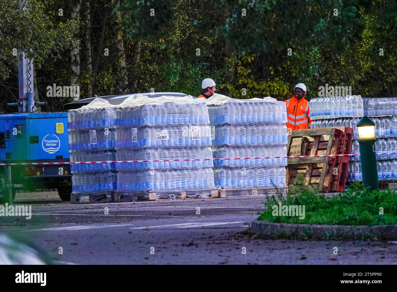 Portsmouth Road, Guildford. November 2023. 40000 Häuser in Surrey blieben bis heute ohne fließendes Wasser, als die Thames Water kämpfte, um die Wasseraufbereitungsanlage in Shalford nach den Schäden durch den Sturm Ciaran wieder an den Fluss zu bringen. Auch die Wasserreservoirs der Themse wurden aufgefüllt, bevor die Wasserversorgung für die betroffenen Haushalte wiederhergestellt werden konnte. Die Flaschenwasserstation in Artington nahe Guildford hat heute Nachmittag frisches Flaschenwasser erhalten. Quelle: james jagger/Alamy Live News Stockfoto