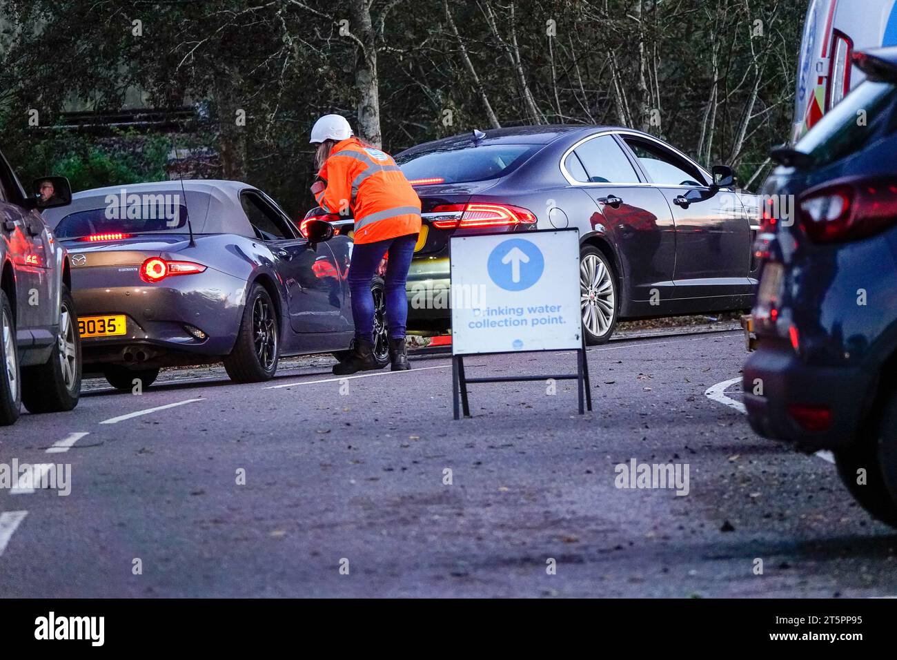 Portsmouth Road, Guildford. November 2023. 40000 Häuser in Surrey blieben bis heute ohne fließendes Wasser, als die Thames Water kämpfte, um die Wasseraufbereitungsanlage in Shalford nach den Schäden durch den Sturm Ciaran wieder an den Fluss zu bringen. Auch die Wasserreservoirs der Themse wurden aufgefüllt, bevor die Wasserversorgung für die betroffenen Haushalte wiederhergestellt werden konnte. Die Flaschenwasserstation in Artington nahe Guildford hat heute Nachmittag frisches Flaschenwasser erhalten. Quelle: james jagger/Alamy Live News Stockfoto
