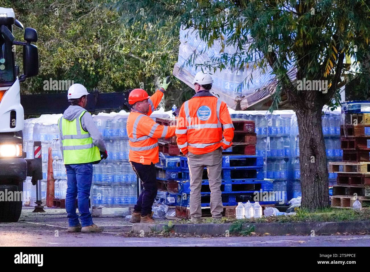 Portsmouth Road, Guildford. November 2023. 40000 Häuser in Surrey blieben bis heute ohne fließendes Wasser, als die Thames Water kämpfte, um die Wasseraufbereitungsanlage in Shalford nach den Schäden durch den Sturm Ciaran wieder an den Fluss zu bringen. Auch die Wasserreservoirs der Themse wurden aufgefüllt, bevor die Wasserversorgung für die betroffenen Haushalte wiederhergestellt werden konnte. Die Flaschenwasserstation in Artington nahe Guildford hat heute Nachmittag frisches Flaschenwasser erhalten. Quelle: james jagger/Alamy Live News Stockfoto