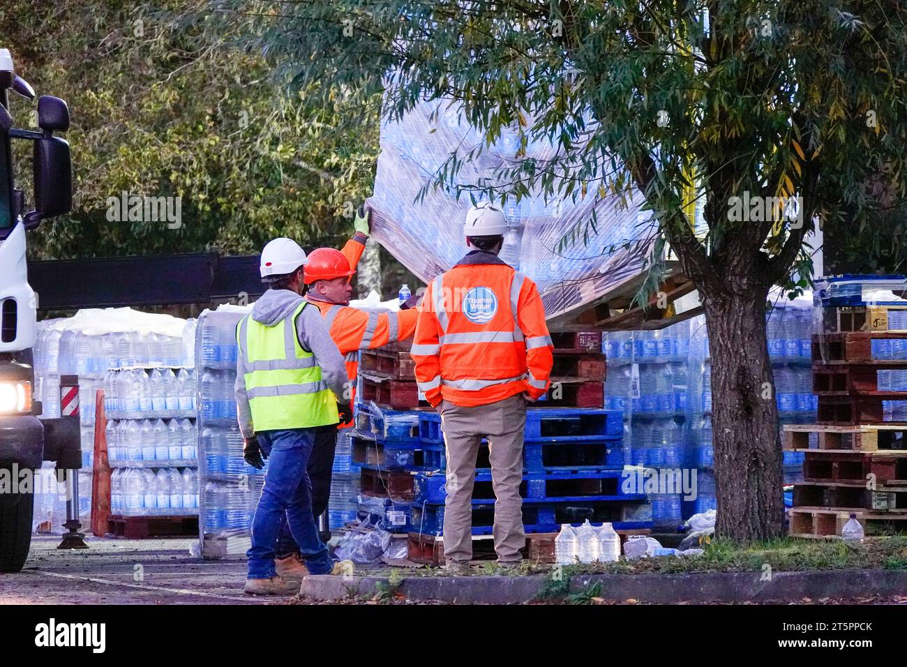 Portsmouth Road, Guildford. November 2023. 40000 Häuser in Surrey blieben bis heute ohne fließendes Wasser, als die Thames Water kämpfte, um die Wasseraufbereitungsanlage in Shalford nach den Schäden durch den Sturm Ciaran wieder an den Fluss zu bringen. Auch die Wasserreservoirs der Themse wurden aufgefüllt, bevor die Wasserversorgung für die betroffenen Haushalte wiederhergestellt werden konnte. Die Flaschenwasserstation in Artington nahe Guildford hat heute Nachmittag frisches Flaschenwasser erhalten. Quelle: james jagger/Alamy Live News Stockfoto