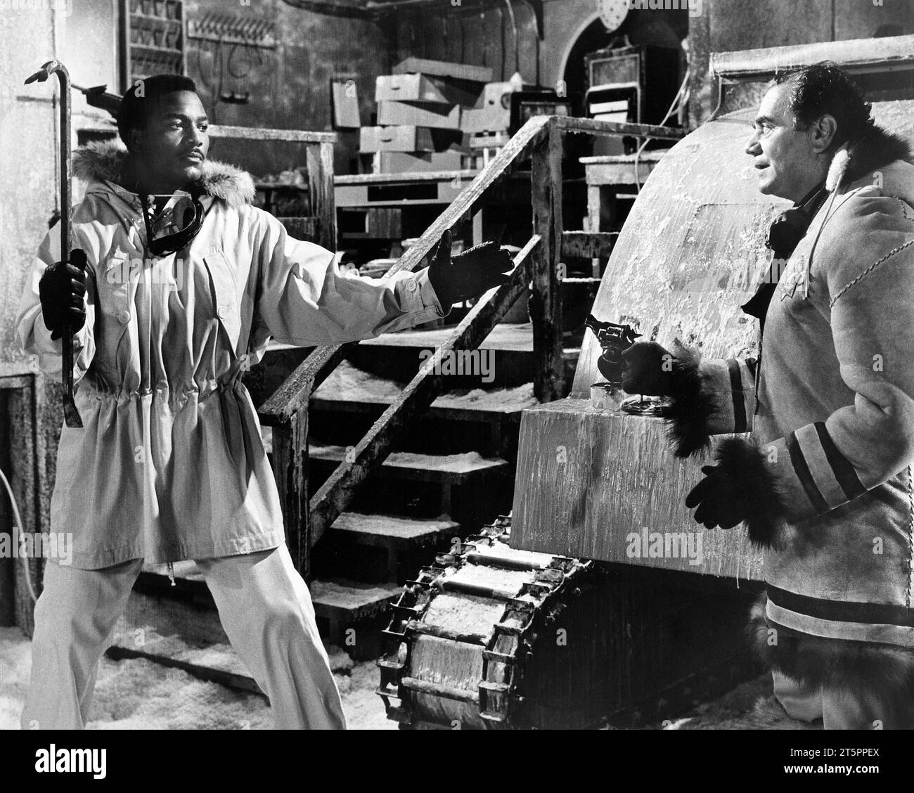 Jim Brown, Ernest Borgnine, am Set des Films „Ice Station Zebra“, MGM, 1968 Stockfoto