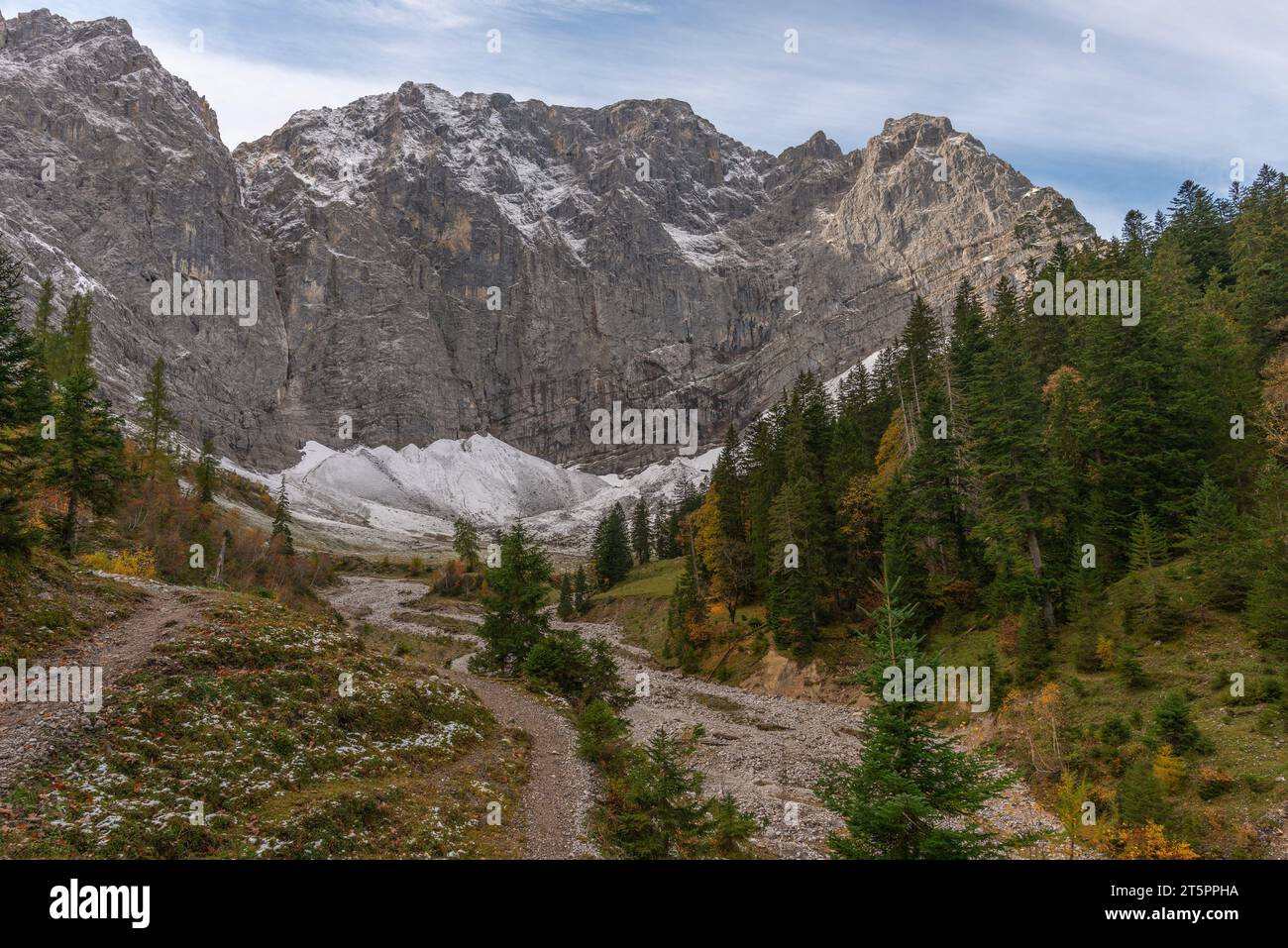 Blick auf das Talende des Karwendelmassivs im Herbstlaub, Herbstsaison im engen Engtal oder Engtal, Hinterriss, Tirol, Österreich, Europa Stockfoto