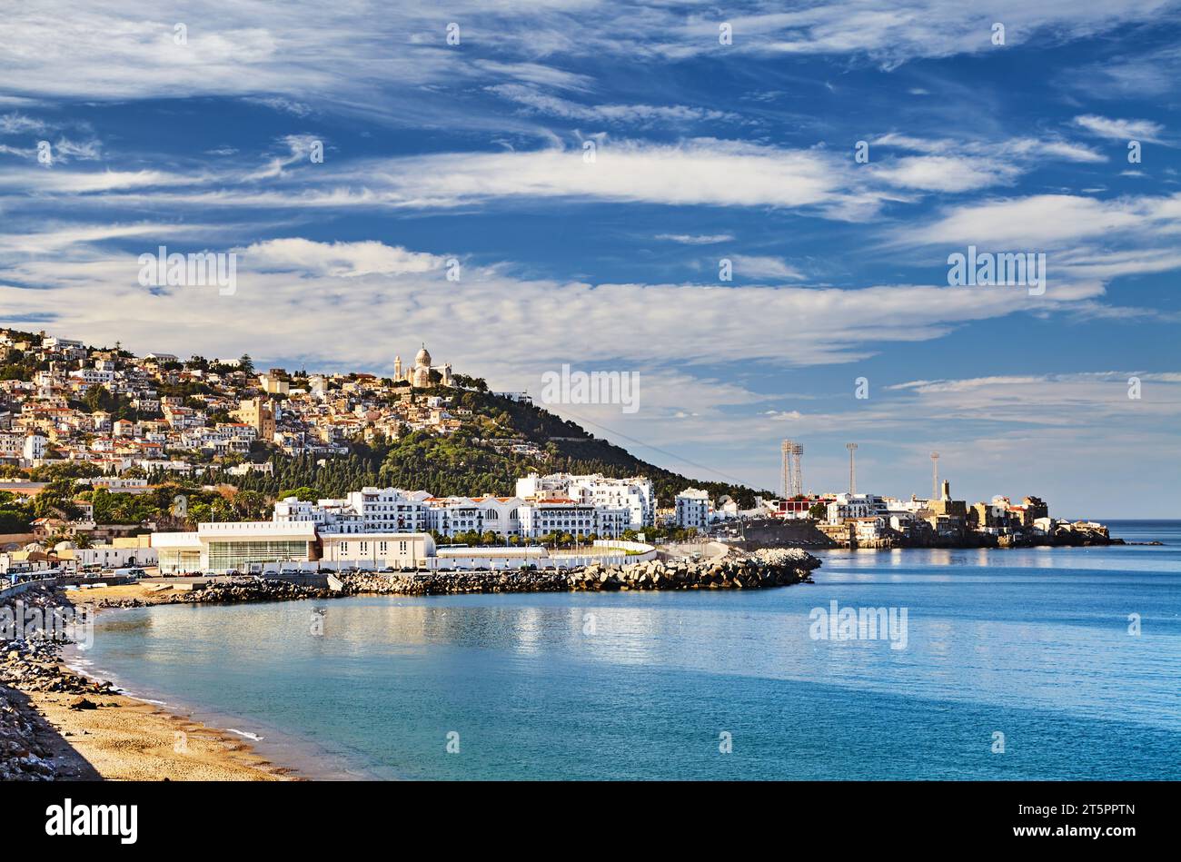 Algier ist die Hauptstadt und größte Stadt Algeriens, an der Mittelmeerküste Nordafrikas gelegen, mit Blick auf die Küste über die Bucht von Algier Stockfoto