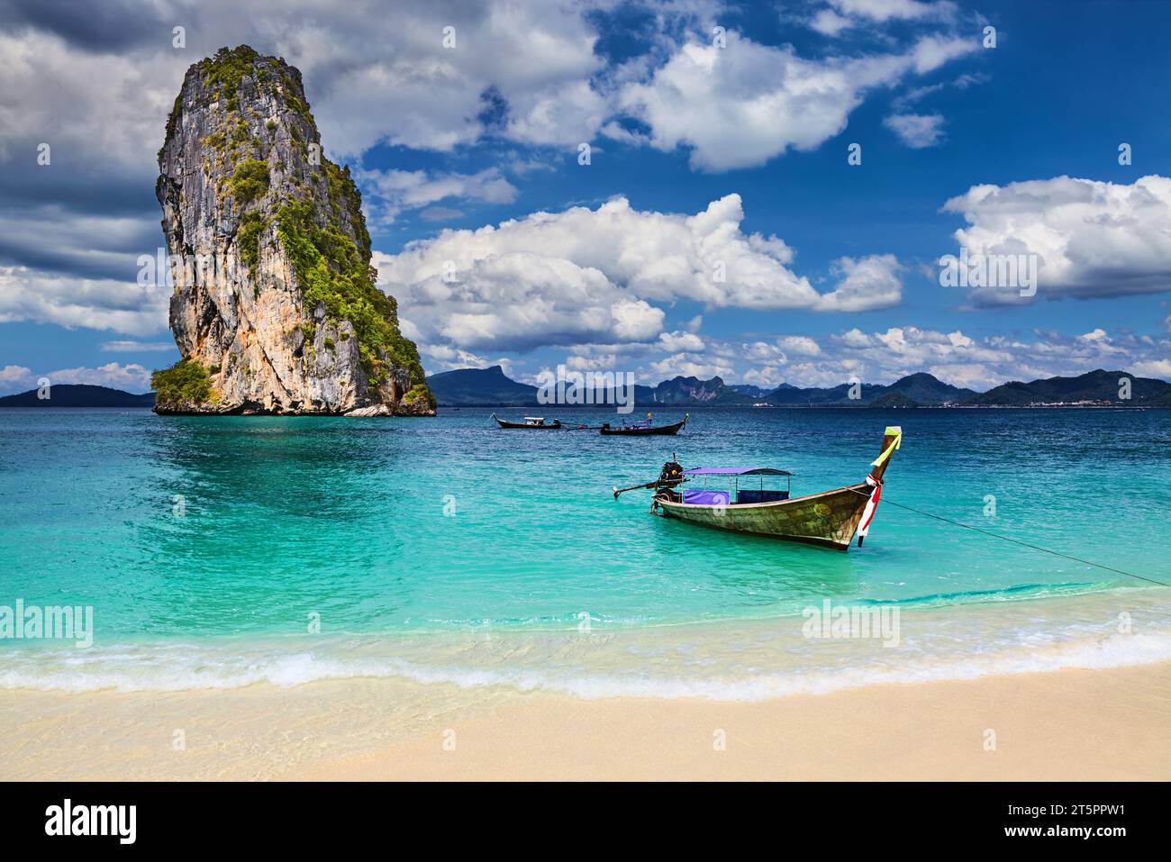 Langboot-Boote, tropischer Strand, Poda Island, Andamanensee, Thailand Stockfoto