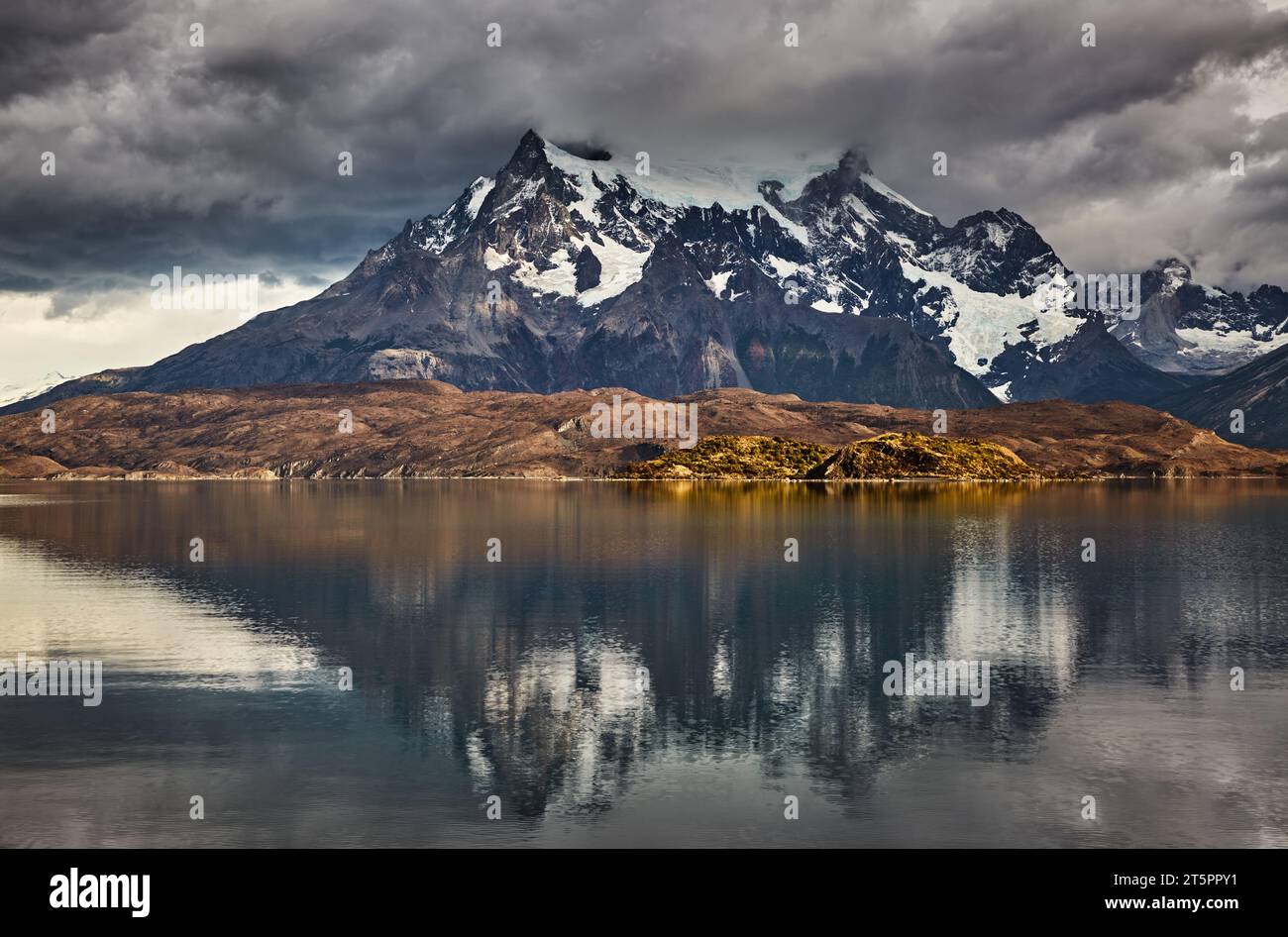 Torres del Paine Nationalpark, Lake Pehoe und Cuernos Berge, Patagonien, Chile Stockfoto