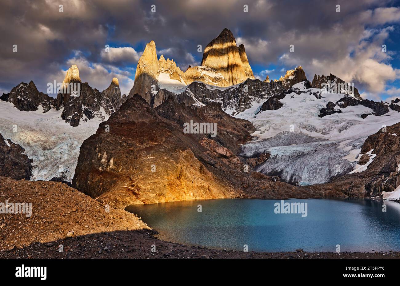 Laguna de Los Tres und Mount Fitz Roy, dramatische Sonnenaufgang, Patagonien, Argentinien Stockfoto
